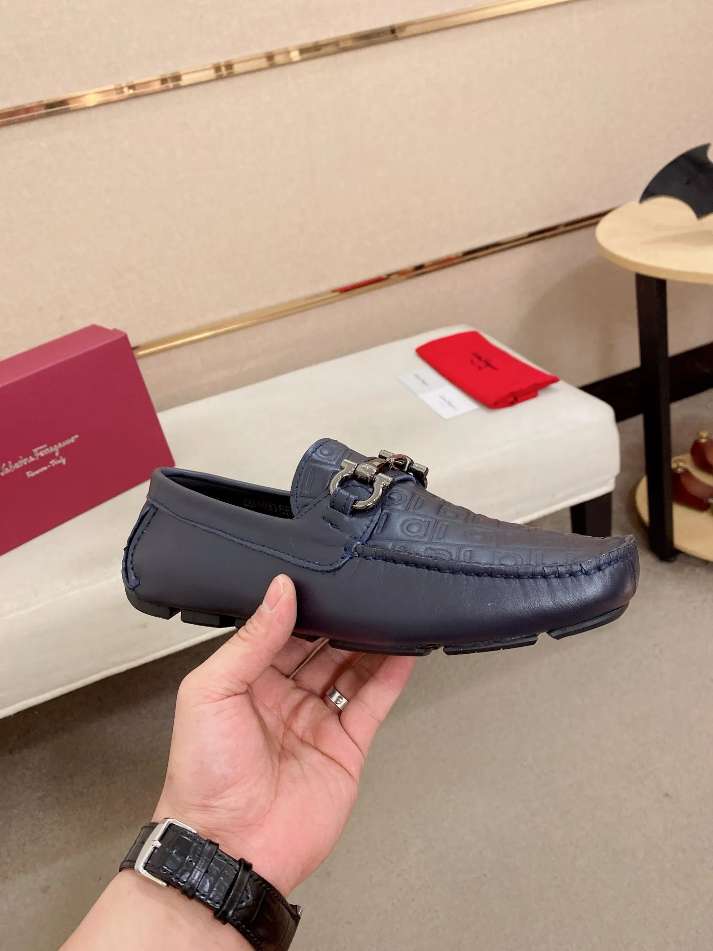 Men's shoes💰: 560💰High-end quality! Ferragamo🆕🆕Exclusive hot-selling products in stock🔥🔥New products on the shelves, high-quality Ferragamo men's pea shoes, high-end casual driving shoes, with complete packaging! 💪 💪 Material: imported cowhide 🐂 + imported high-quality water-dyed cowhide lining + wear-resistant outsole 👍🏻👍🏻 Features: high-end and comfortable, purely handmade 🚀 🚀 Create the perfect shoes that suit you best 🔥 🔥 Size: (38-44) 45 standard size can be customized!